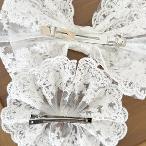Barrette à nœud en dentelle blanche et ensemble d'épingles à cheveux sur bois
