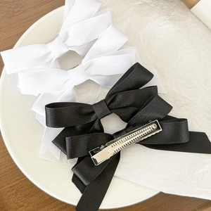 Elegante satijnen strik haarspeldjes set in zwart en wit met stevige metalen eendenbekclips