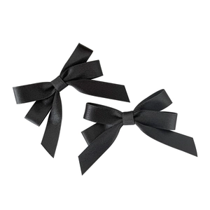 Elegante set zwarte satijnen haarstrikken in Franse stijl met een zijdeachtige glans