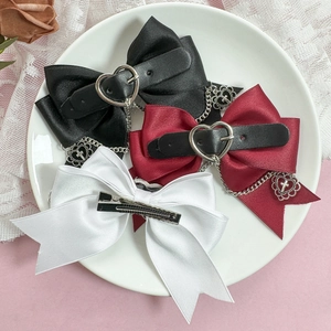 Barrettes nœuds gothiques lolita noir, rouge, blanc avec pendentifs croix de cœur