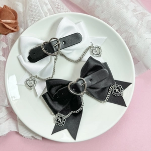Barrettes gothiques avec boucle coeur et chaînes à croix en noir et blanc satiné