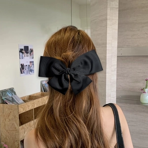 Elegante fermaglio per capelli con fiocco nero oversize in nastro per un look raffinato