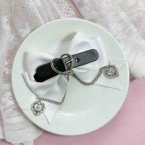 Barrette nœud satin blanc style gothique avec pendentif cœur et chaînes en métal