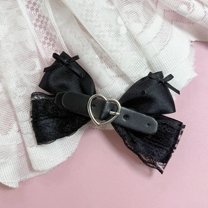 Détail de la pince à cheveux nœud noir Gothic Lolita avec boucle cœur et dentelle