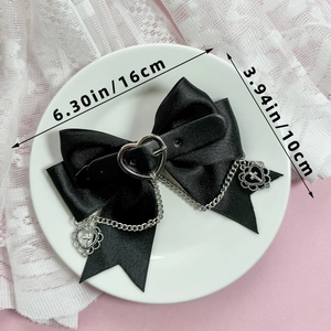 Nœud de cheveux gothique en satin noir avec pendentif cœur et chaînes métalliques