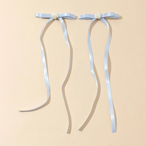 Set di due fermagli per capelli in raso azzurro con rosa crema e lunghi nastri fluenti