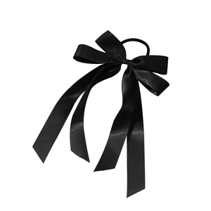 Élastique à cheveux élégant en satin noir avec de longs rubans et une texture lisse brillante