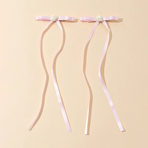 Dettaglio dei fiocchi in seta rosa con accenti di rosa crema in stile balletcore