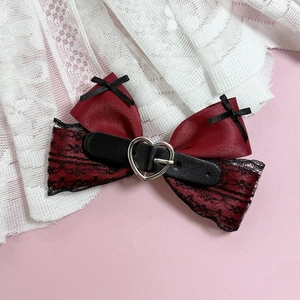 Barrette noeud gothique rouge vin avec dentelle noire et boucle coeur argentée