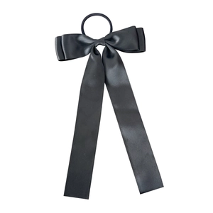 Élastique à cheveux élégant en satin noir avec longs rubans style minimaliste