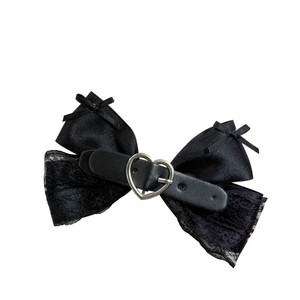 Barrette nœud gothique en satin noir et dentelle avec boucle cœur sur lanière en cuir PU
