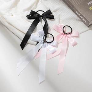 Chouchous élégants en satin avec nœud et longs rubans en noir, blanc et rose