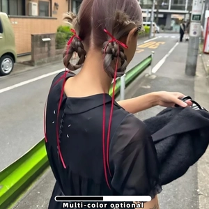 Nœud de cheveux en soie rouge foncé sur tresses pour un style ballet doux et élégant