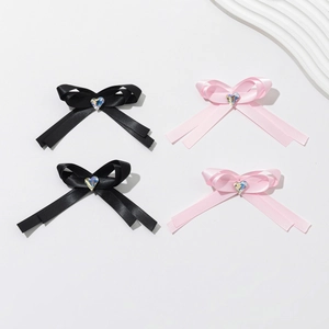 Süßes 4er-Set Schleifen-Haarspangen aus Satin mit Herz-Strasssteinen in Pink und Schwarz