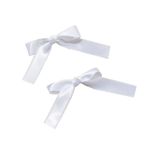 Set di due eleganti fiocchi per capelli in raso bianco con delicati bordi in pizzo