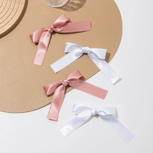 Set di 4 fermagli per capelli a fiocco in raso rosa e bianco con bordi smerlati