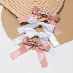 Set di fermagli per capelli con fiocchi di raso rosa e bianchi e bordi a conchiglia