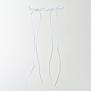 Détail des longs nœuds de cheveux en satin blanc avec texture soyeuse pour coiffure balletcore