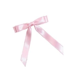 Eleganter rosa Satin-Haarclip mit glatter Textur und zarten genähten Kanten