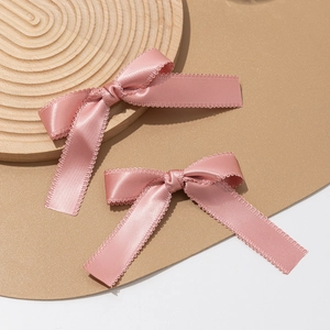 Fermagli per capelli a fiocco in raso rosa con eleganti bordi a smerlo per donne
