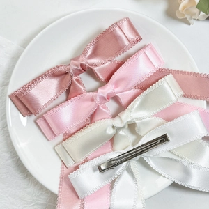 Dreiteiliges Set eleganter Schleifen-Haarspangen aus Satin in Rosa und Weiß mit Spitze
