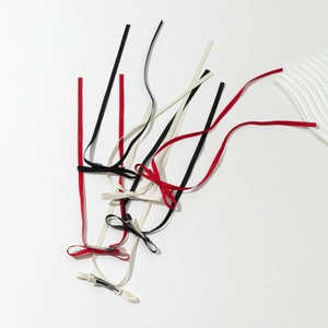 Barrettes à nœuds avec longs rubans en rouge noir et blanc cassé pour les cheveux