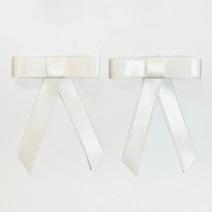 Paire de barrettes à nœuds en satin blanc crème avec bords en dentelle pour la coiffure