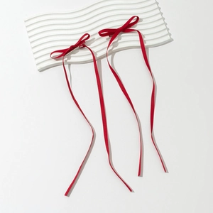 Détail de pinces à cheveux nśuds en ruban rouge avec de longs rubans pendants