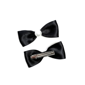 Set di fermagli per capelli a fiocco in raso nero con perla e clip in metallo argento