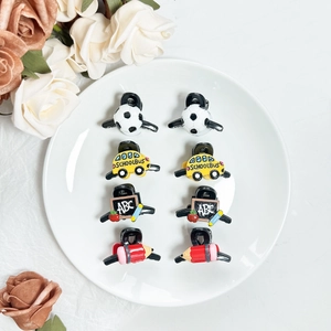 Set di 8 mollette per capelli a tema scuola con scuolabus, calcio e matite colorate