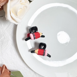 Fermagli per capelli creativi a forma di matita per bambine su sfondo floreale decorativo