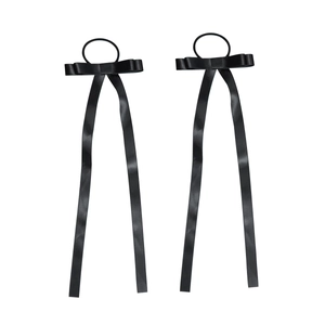 Paar elegante schwarze Satin-Haargummis mit langen Bändern für Ballett-Style-Frisuren