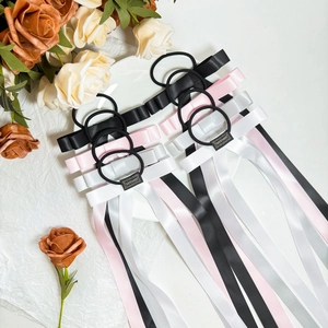 Set aus Schleifen-Haargummis in Schwarz, Weiß und Rosa mit handgefertigten Etiketten