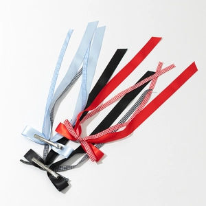 Trois barrettes à nœud écossais avec de longs rubans en bleu, noir et rouge chic