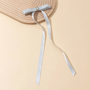 Barrette à cheveux élégante en satin argenté avec strass et longs rubans fluides