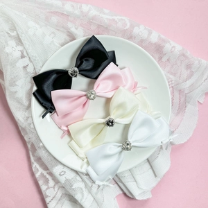 Set mit vier Satin-Haarschleifen mit herzförmigen Strasssteinen in Weiß, Rosa und Schwarz