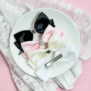 Elegantes Satin-Haarspangen-Set mit funkelnden Herz-Strasssteinen für Damen
