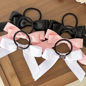 Trois chouchous en satin avec nœud en noir, rose et blanc avec étiquette faite main