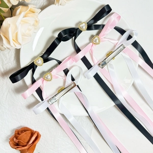 Barrettes à cheveux nœud en satin avec perles en forme de cœur en noir rose et blanc