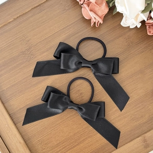 Paire d'élastiques à cheveux en satin noir avec nœuds et longs rubans élégants