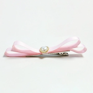 Pinza para el pelo con lazo de satén rosa, perla de corazón y borde de cuentas doradas