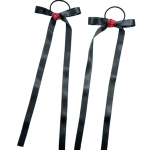 Chouchous style ballet avec longs rubans noirs en satin et fleur de rose rouge