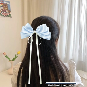 Barrette à cheveux élégante en satin bleu clair avec long ruban vue de derrière