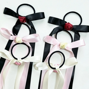 Lot de six chouchous rubans en satin avec roses en noir, rose et blanc élégant