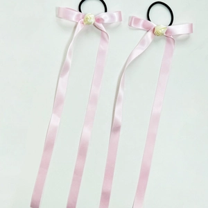 Chouchous style ballet avec nœuds roses, petite rose décorative et longs rubans en satin