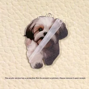 Detail eines Acryl-Shih-Tzu-Anhängers mit abziehbarer Schutzfolie auf der Oberfläche
