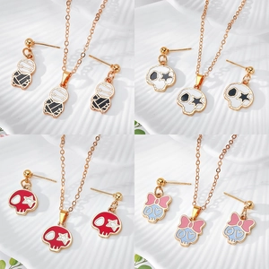 Set di gioielli Halloween con mummia e teschio con collana e orecchini su vassoio bianco
