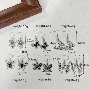 Vue détaillée de boucles d'oreilles papillon avec dimensions et détails de poids