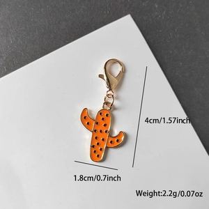 Detailed view of an orange cactus metal keychain with size dimensions and dimensions 4cm x 1.8cm