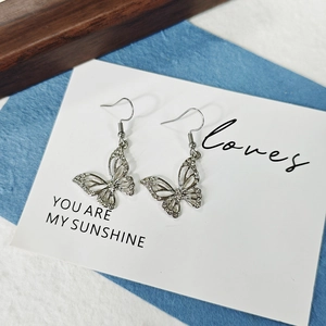 Élégantes boucles d'oreilles papillon avec strass étincelants sur crochets en acier 316L